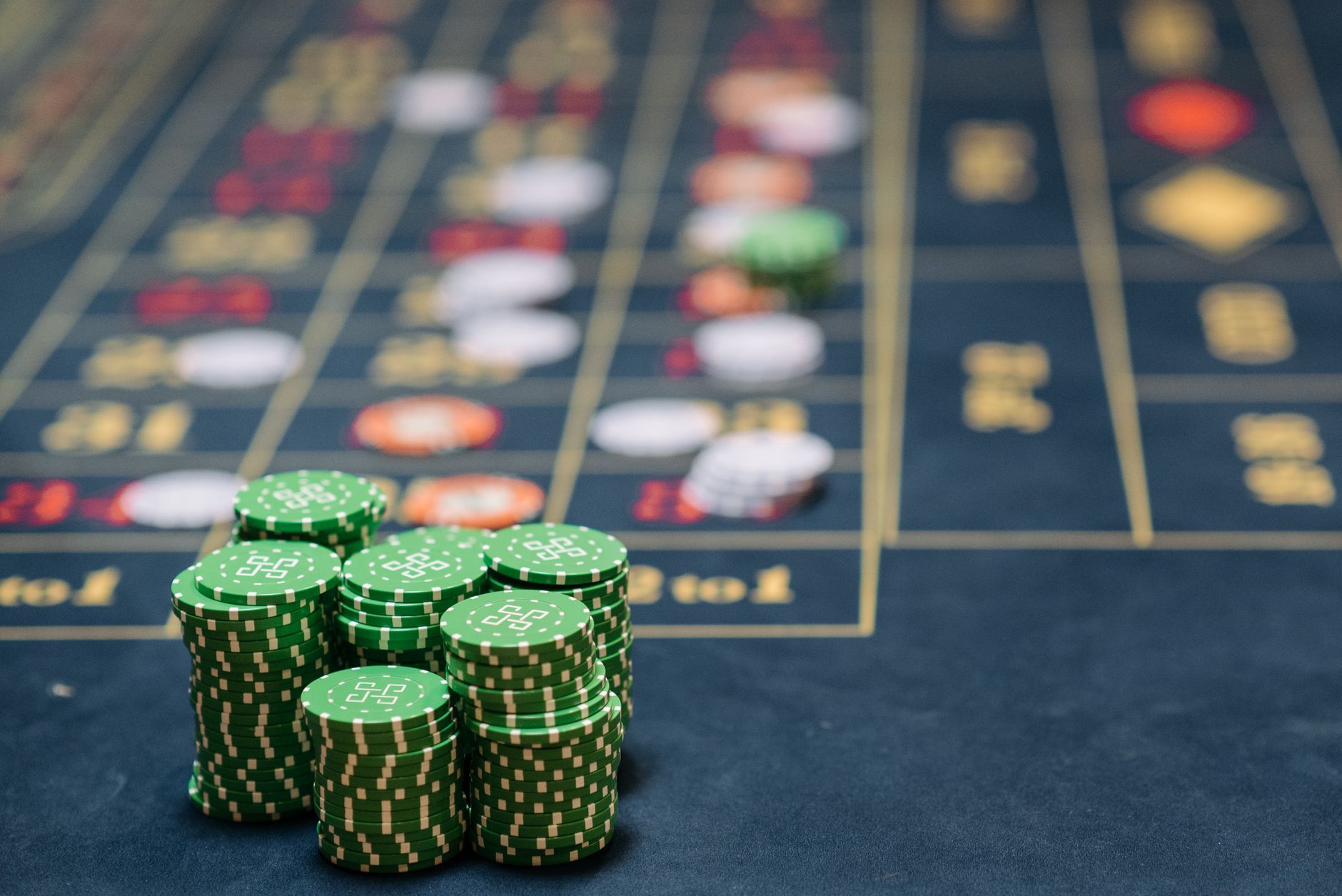 Tavolo con carte e chip per ricordare il gioco responsabile